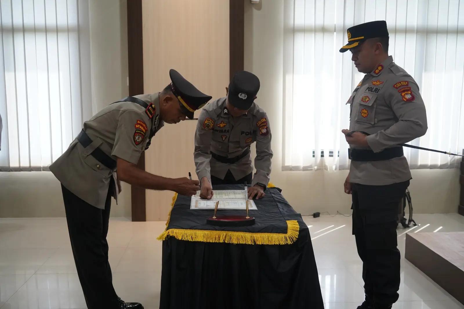 Serah terima jabatan Kapolsek Terentang. (Sumber: Humas Polres Kubu Raya)