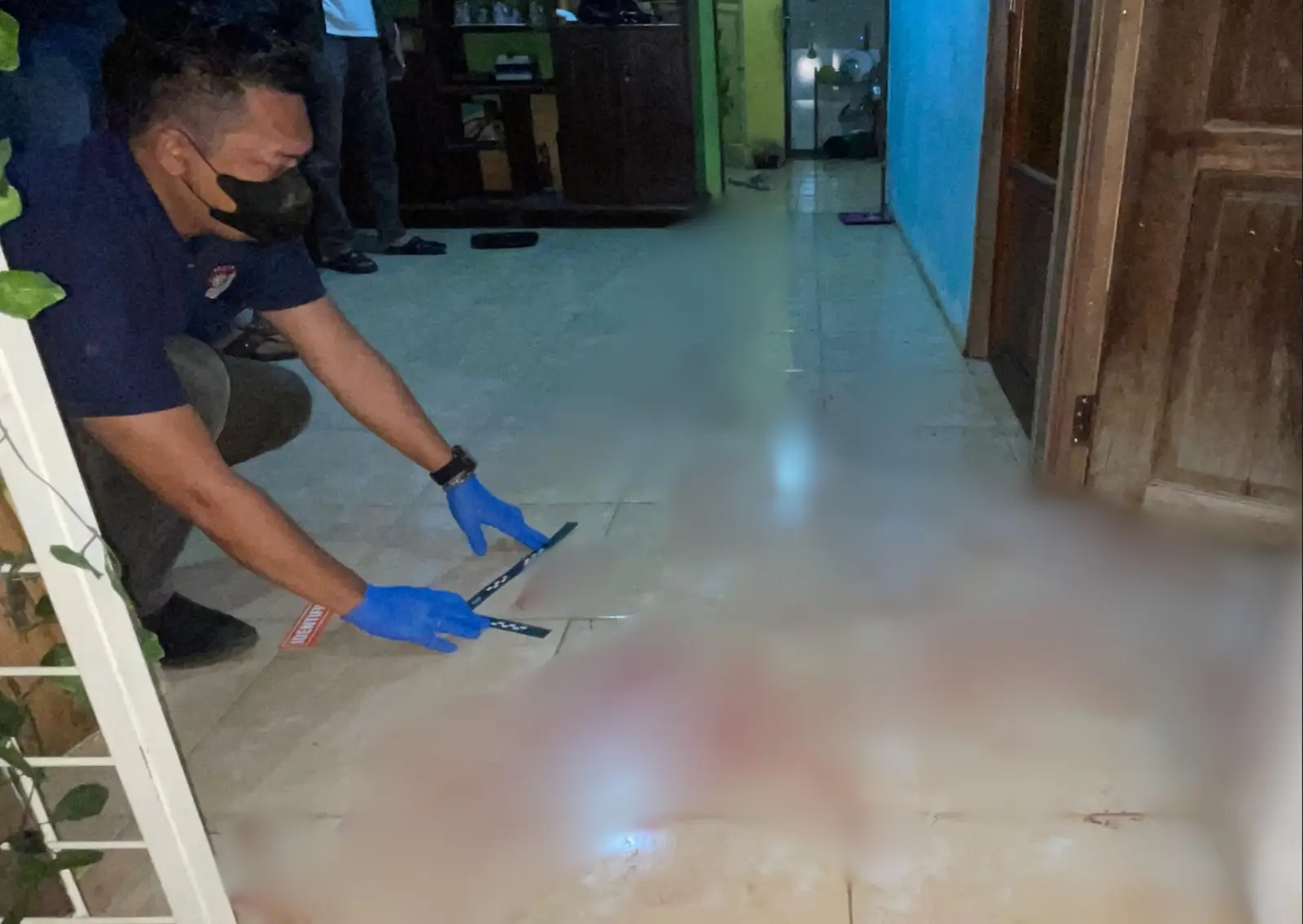 Polisi saat melakukan olah TKP pembunuhan yang dilakukan remaja tunarungu. (Sumber: Humas Polres Kubu Raya)