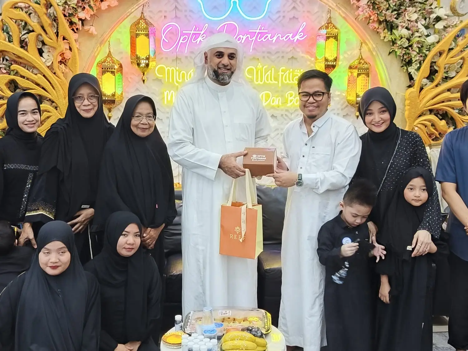 Pemilik Optik Pontianak memberikan cenderamata ke Syekh Muhammad Jaber. (Sumber: Bagi Kabar)