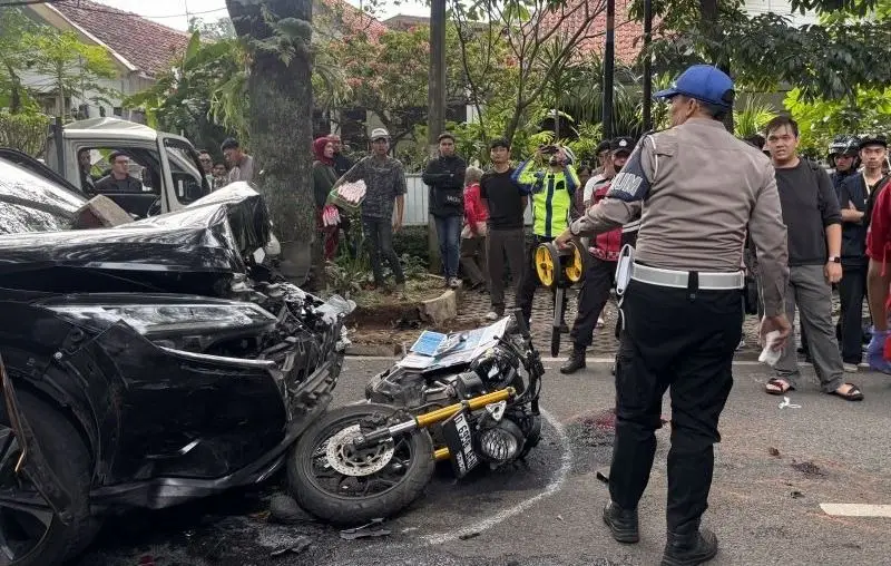 Kecelakaan beruntun di Jalan Anggrek, Bandung. Seorang pelajar meninggal dunia (Sumber Foto : inilah.com)